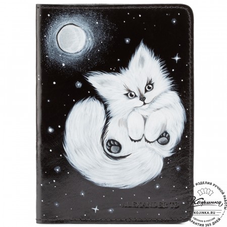 Кожаная обложка на паспорт "Белый зверек" (чёрная)